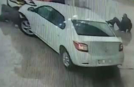 Aydın'da akaryakıt istasyonunda kaza anı güvenlik kamerasında 2 yaralı