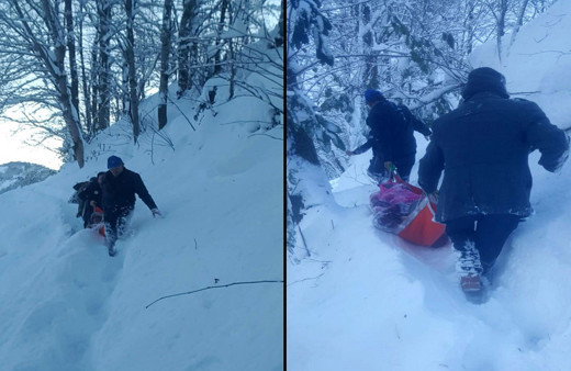 Rize'de karla kaplı yolda hastayı sedyeyle taşıdılar