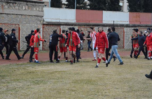 Bilecik'teki taraftar sahaya daldı: 5 gözaltı