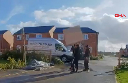 İngiltere'de rüzgarın havalandırdığı kontrplak adamın kafasına çarptı!