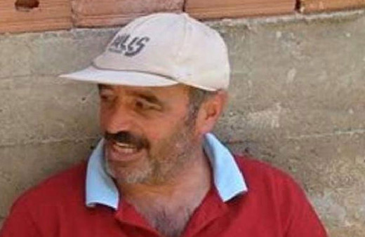 Kendisini döven oğlunu tabancayla öldürdü