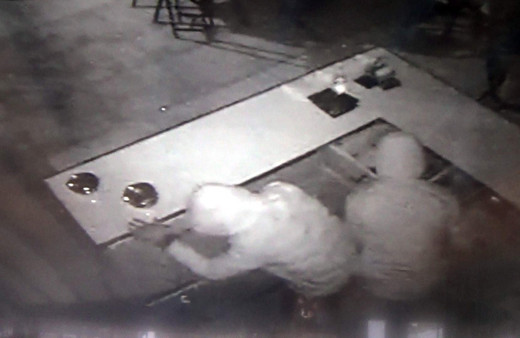 Siirt'te kasada para bulamayan hırsızlar fıstık ve çikolata çaldı!