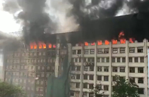 Hindistan'da resmi dairelerin bulunduğu binalar alev alev yandı!