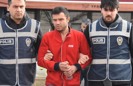 Katil koca gazetecilere 'eşimi ben öldürmedim eşim kendini öldürdü' dedi