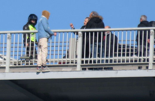 Köprüde intihar girişiminde bulunan kişiyi Veysel Eroğlu engelledi