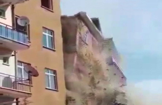 Elazığ'da 4.2'lik depremde hasarlı 6 katlı bina yıkıldı