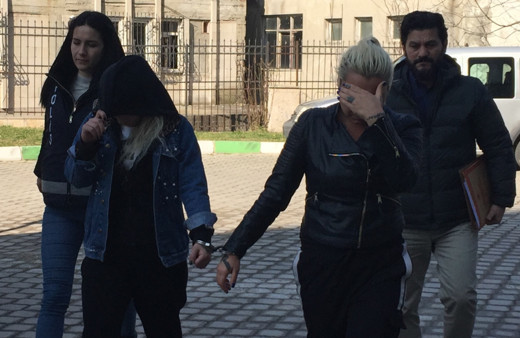 Samsun'da bir kadını darp edip polise hakaret ettiği iddiasıyla 2 kadın gözaltına alındı