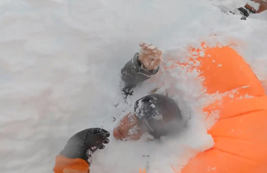 Çığ altında kalan kadın kayakçıları böyle kurtardılar