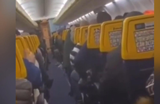 Fırtınada türbülansa girdiler! Uçakta panik anları kamerada