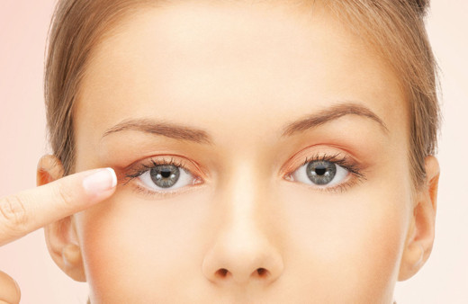 Göz kapağı düşüklüğü diyabet ve tansiyona işaret ediyor!