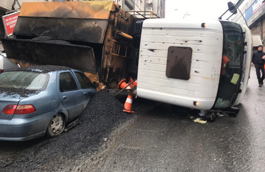 İBB'ye ait hafriyat kamyonu yokuş aşağı gelerek araçların üzerine devrildi!