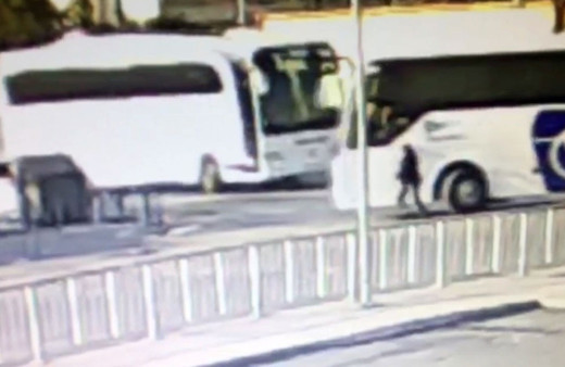 Yol verme kavgasında otobüsün altında kaldı! O anlar kamerada