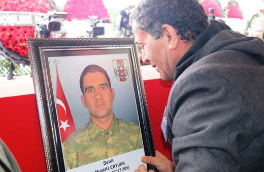 Türkiye İdlib şehitlerini uğurluyor 'ne olur beni bırakma oğlum'