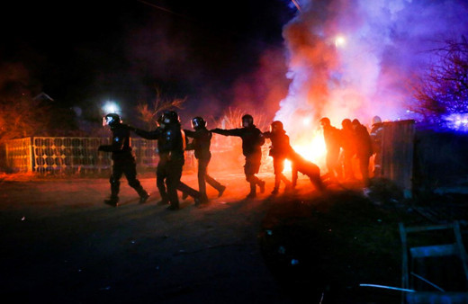 Ukrayna'da Corona virüs nedeniyle Çin'den gelenlere taşlı saldırı