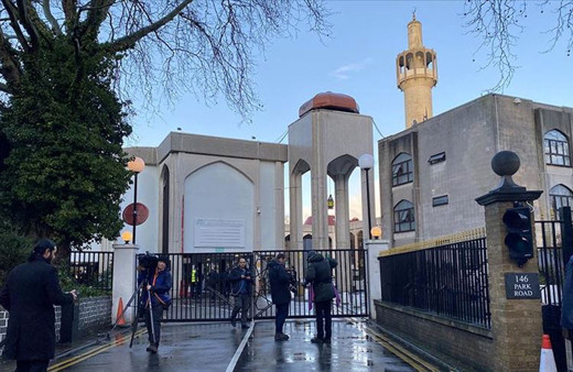 Londra'da camiye giren bir kişi namaz kılan bir din görevlisini bıçakladı