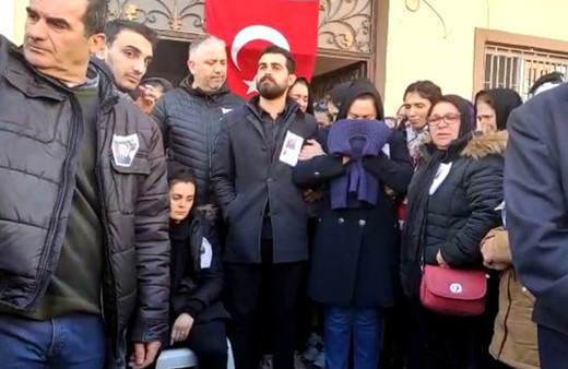 İdlib şehidi Teğmen Ali Emre Fırıncıoğulları'nın kazağını annesi elinden düşürmedi