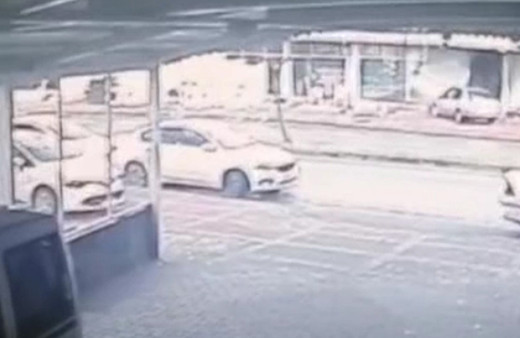 Kalp krizi geçiren sürücünün aracı iş yerine daldı