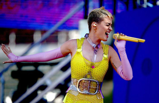 Katy Perry çekim esnasında baygınlık geçirdi bir anda yığıldı