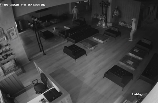 Antalya'da hırsız kendisini aynadan görünce panikleyip kaçtı