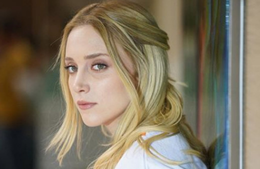 Başarılı oyuncu Hayal Köseoğlu iç çamaşırsız fotoğraflarıyla sosyal medyayı salladı!