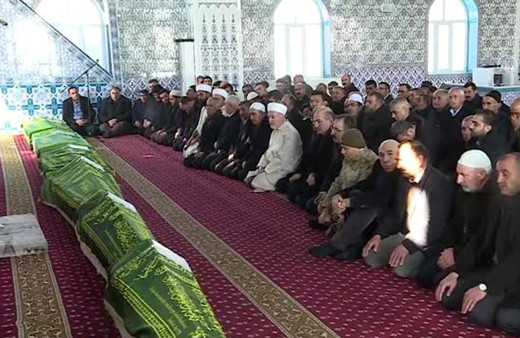 Bakan Soylu Van depreminde ölenlerin cenaze namazına katıldı