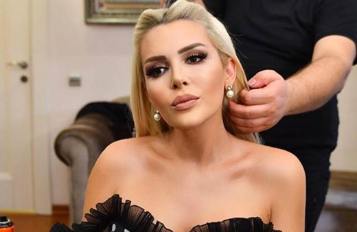 Selin Ciğerci derin yırtmaçlı elbisesiyle olay yarattı bir de dans etti