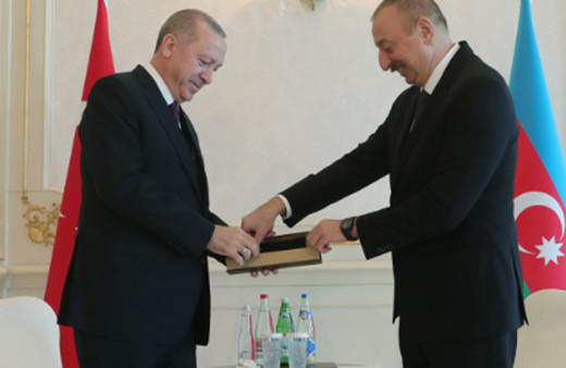 Erdoğan'a Bakü'de kardeş ülkeye yakışır karşılama! Aliyev'e hediyesi dikkat çekti