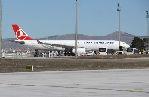 Esenboğa'ya gelen uçakta yolcular tartışmış: Kum'dan gelenler binmesin