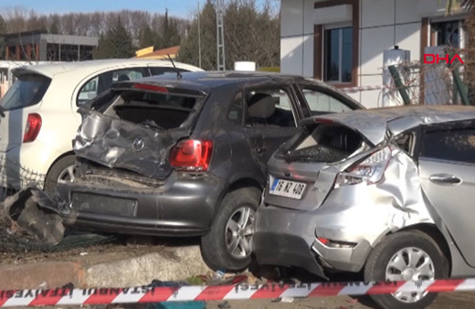 Silivri'de iki genç kıza otomobil çarptı! Akıl almaz kaza kameralarda