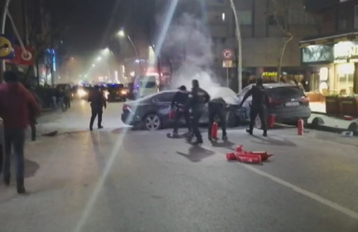 Sultangazi'de araçlara çarpan sürücüyü mahallelinin elinden polis kurtardı