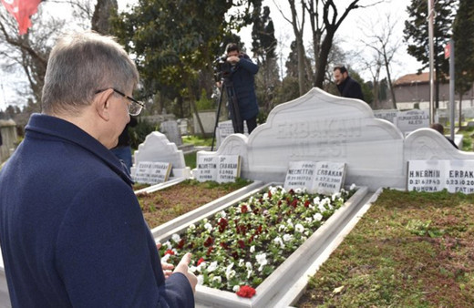 Ahmet Davutoğlu'ndan Erbakan'ın mezarı başında paylaşım
