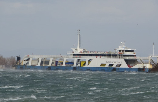 Çanakkale'de fırtınanın sürüklediği feribot, karaya oturdu