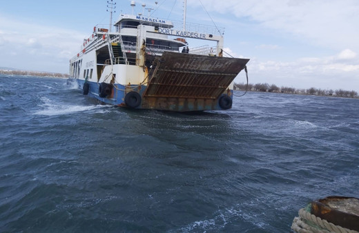 Çanakkale'de şiddetli lodos nedeniyle feribot karaya oturdu!