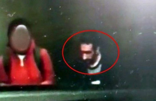 İstanbul Pendik'te başörtülü kızın arkasında mastürbasyon yapan sapık kamerada