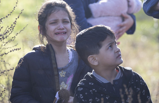 Yunan sınır polisi göçmenlere biber gazı ve ses bombasıyla müdahale etti