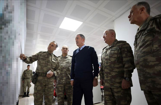 Bakan Hulusi Akar ve kuvvet komutanları İdlib'deki harekat için sınırın sıfır noktasında