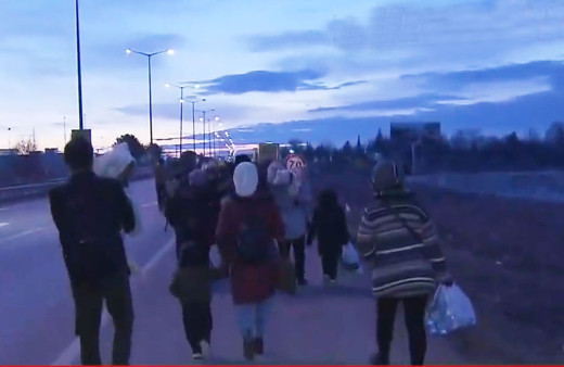 Türkiye kapıları açtı Edirne'de göçmenler Yunanistan sınırına yürüyor işte o görüntüler