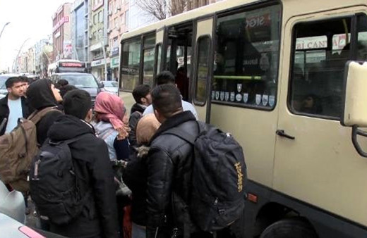 Kapılar sonuna kadar açıldı! Vatandaş minibüsü çekti Suriyelileri sınıra götürüyor