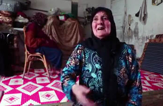 Rejimin saldırısında ölen yakınlarını toplu şekilde defnetmişler