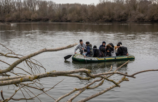 Lastik botlarla Meriç üzerinden Yunanistan'a geçiyorlar
