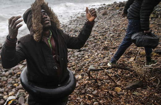 Midilli Adası'na ulaşan düzensiz göçmenlerin mutluluğu!