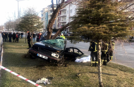 Aksaray'da otomobil ağaca çarptı: 2 ölü, 1 yaralı