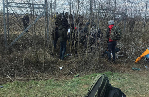 Engelleri aşan binlerce göçmen Yunanistan'a geçti