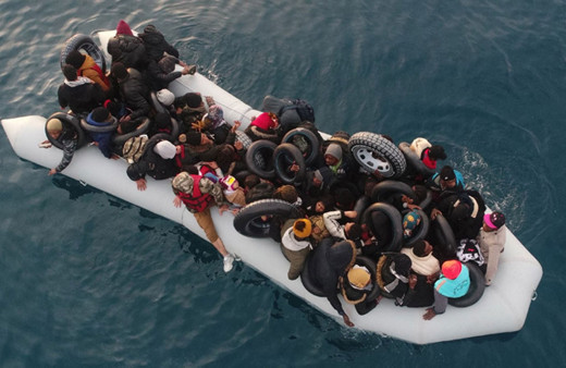 Eksi 5 derecede lastik botta hayatta kalma savaşı Midilli'ye akın sürüyor