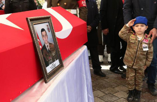 İdlib şehidini 20 bin kişi uğurladı dayısına asker selamı verdi