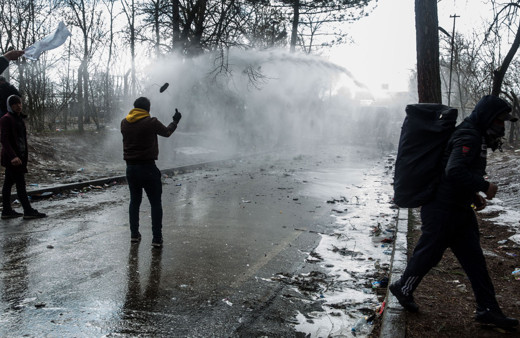 Yunan askerleri sınıra dayanan göçmenleri gaza boğuyor
