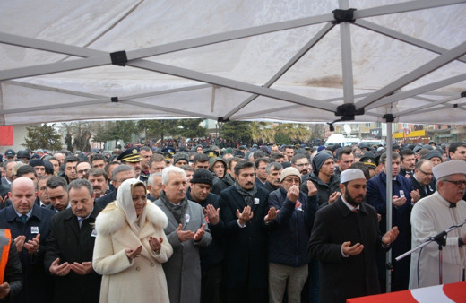 Şehit cenazesinde İYİ Partili vekilin fotoğraf çektirme merakı