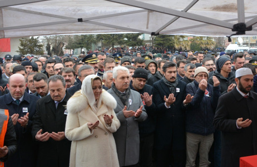 İYİ Partili vekil şehit cenazesinde fotoğraf çektirdi