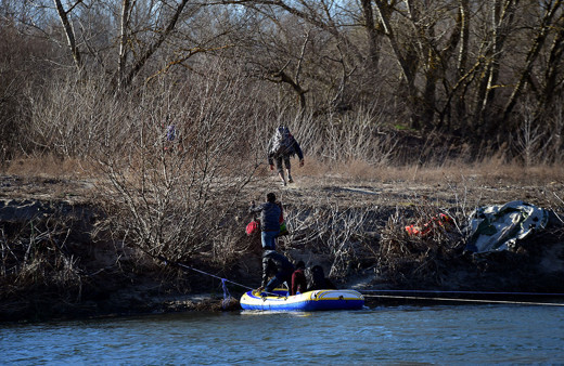 Mültecilerden ilginç geçiş yöntemi