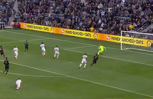 Carlos Vela'dan efsane gol! Kaleciyi bile içeri soktu